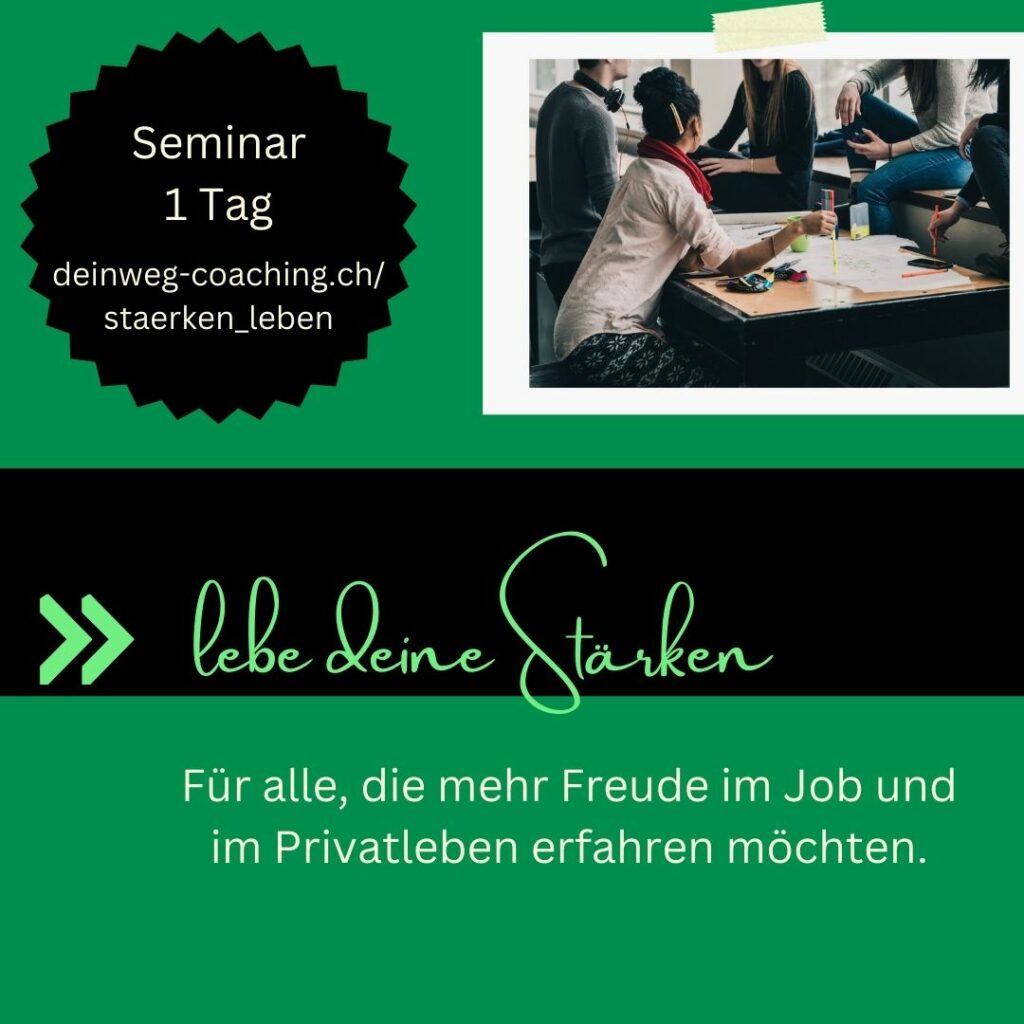 Eine Gruppe Frauen diskutieren in einem Workshop zusammen über ihre Stärken